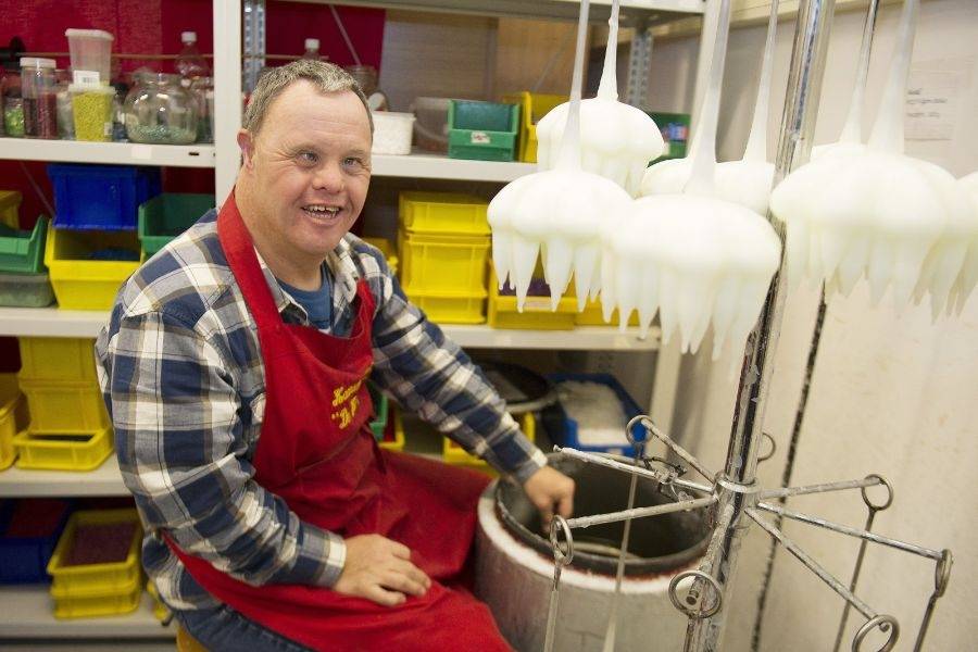 Kaarsen dopen bij dagbesteding De Kaarsenmakerij