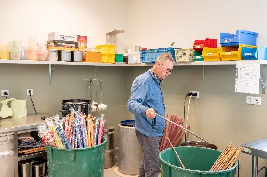 Kaarsen maken in de groep bij dagbesteding Kaarsenmakerij Parkpaviljoen