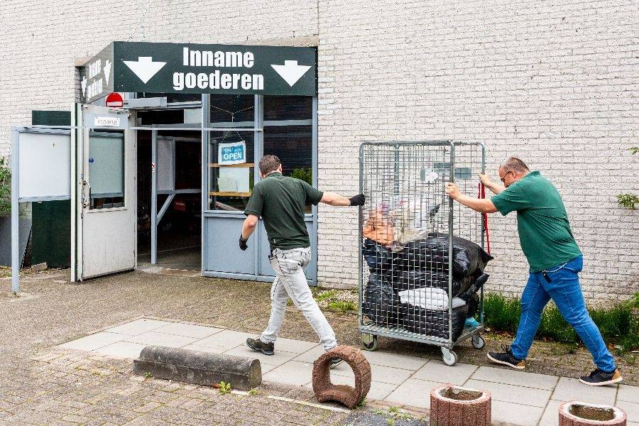 medewerkers van de dagbesteding verplaatsen producten