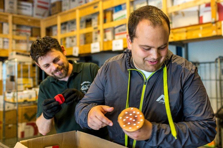 medewerker en begeleiding van Pelgrimshoeve sorteren de spullen