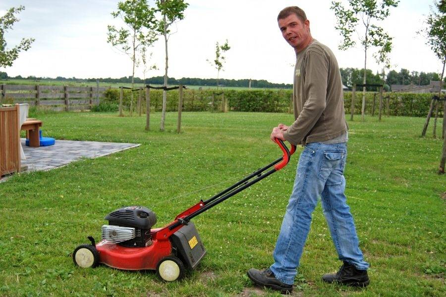 Grasmaaien bij dagbesteding Plantsoengroep Noorden