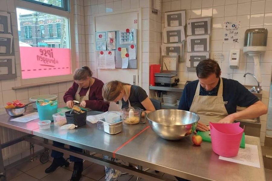 aan het werk bij dagbesteding Prins Heerlijk