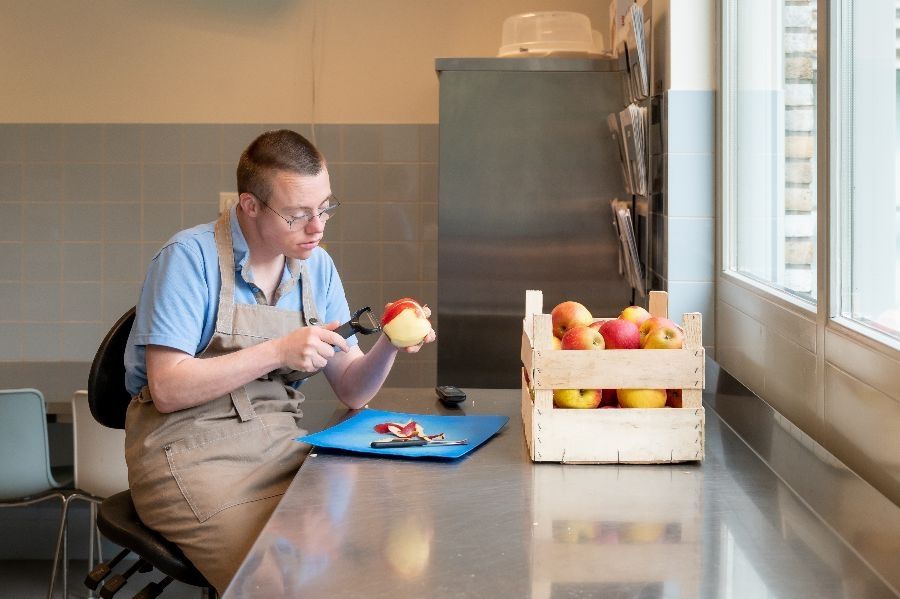 Appels schillen bij bakkerij Koekjes van Eigen Deeg