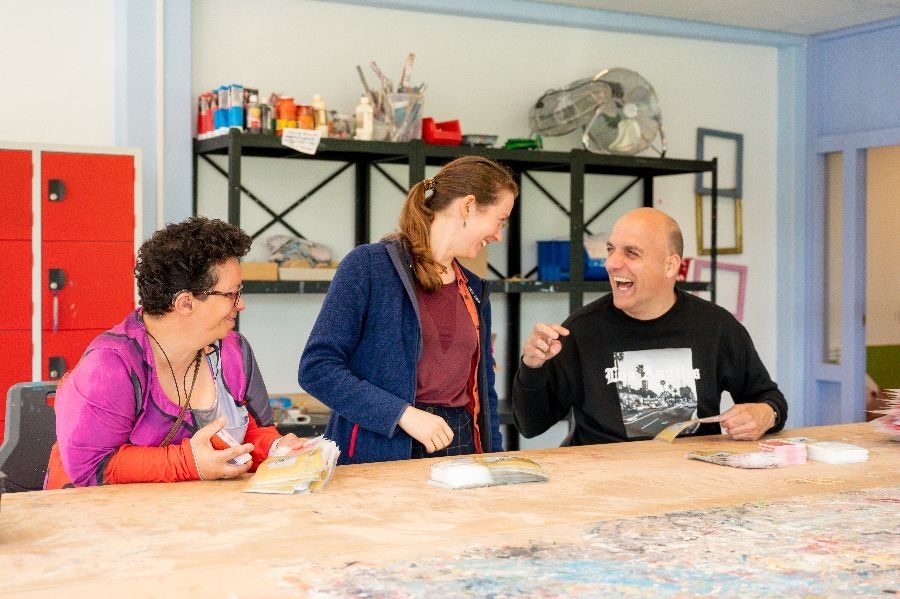 Samenwerken en lachen bij dagbesteding Binis