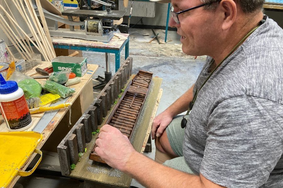 Houten schip maken bij DAC Houtbewerking