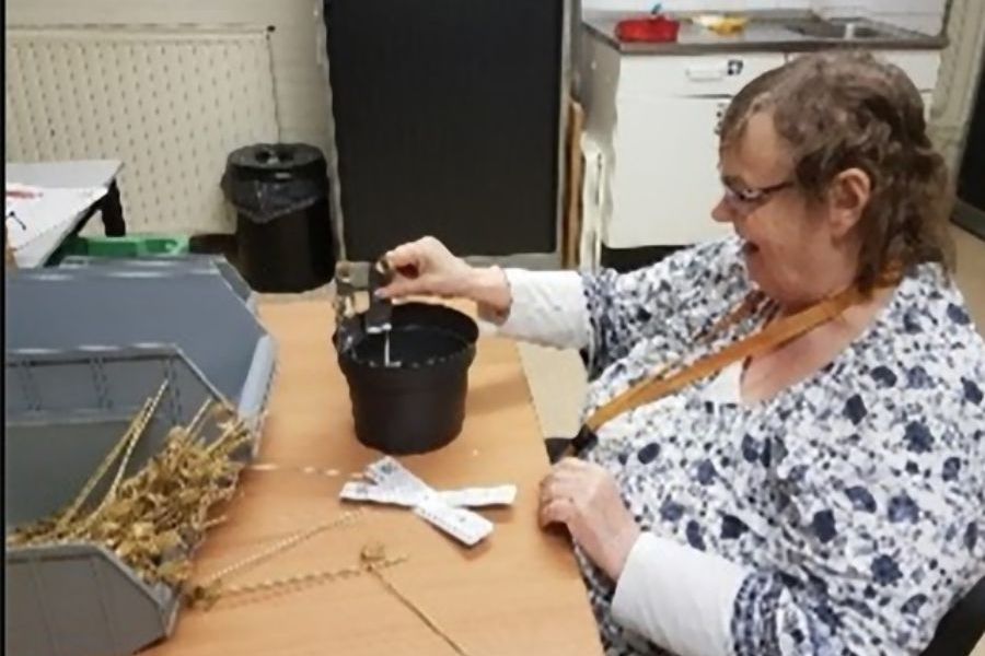 client aan het werk bij dagbesteding De Boei