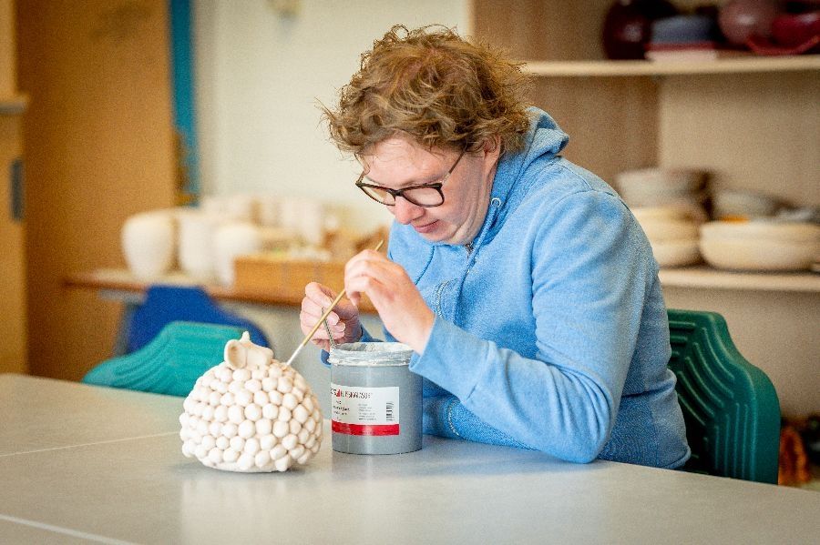 Aan het werk in het creatiefplein bij dagbesteding Het Palet