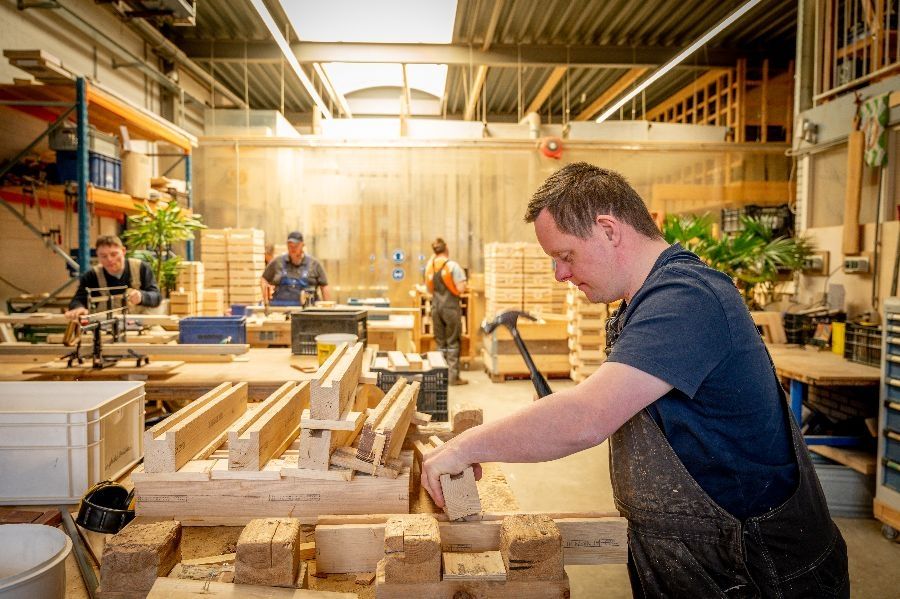 Aan het werk in de Houtwerkplaats bij dagbesteding Het Palet