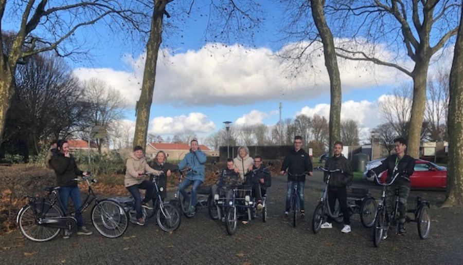 fietsen met de groep van dagbesteding jongerengroep Bezige Bijen