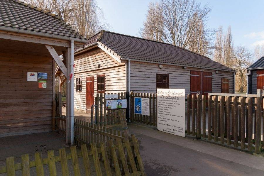 Ingang van kinderboerderij De Schaapskooi in Nieuwveen