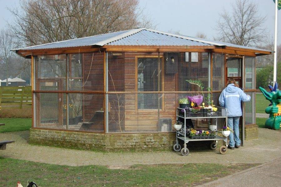 Volière van kinderboerderij De Schaapskooi in Nieuwveen