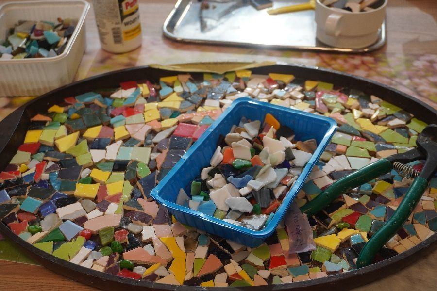 mozaïek als activiteit bij dagbesteding De Kolibrie van Ipse de Bruggen