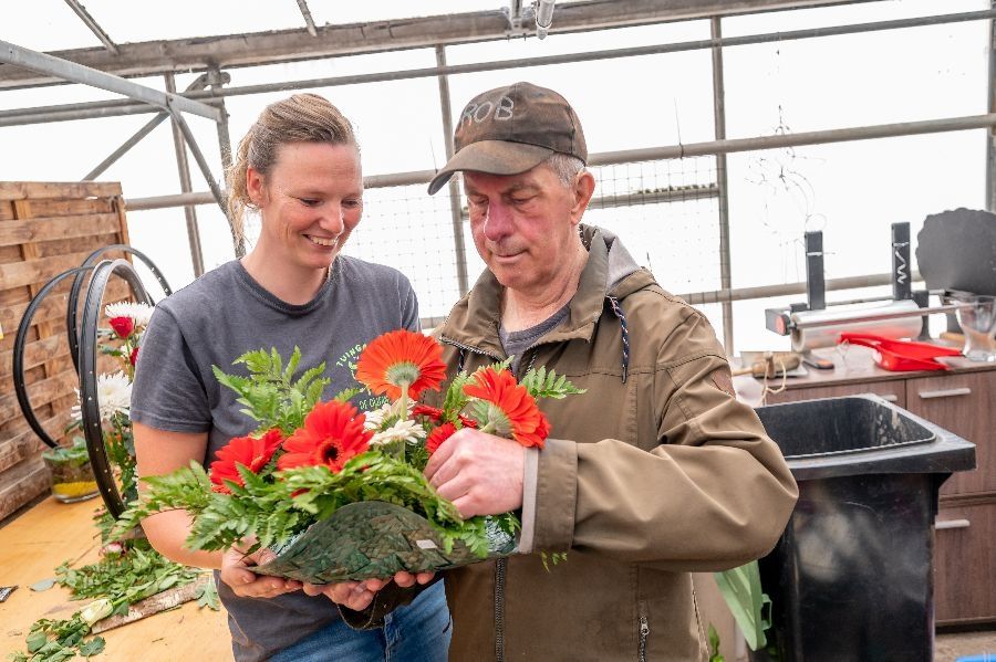 Een boeket samenstellen bij Tuincentrum De Olifant in Nieuwveen