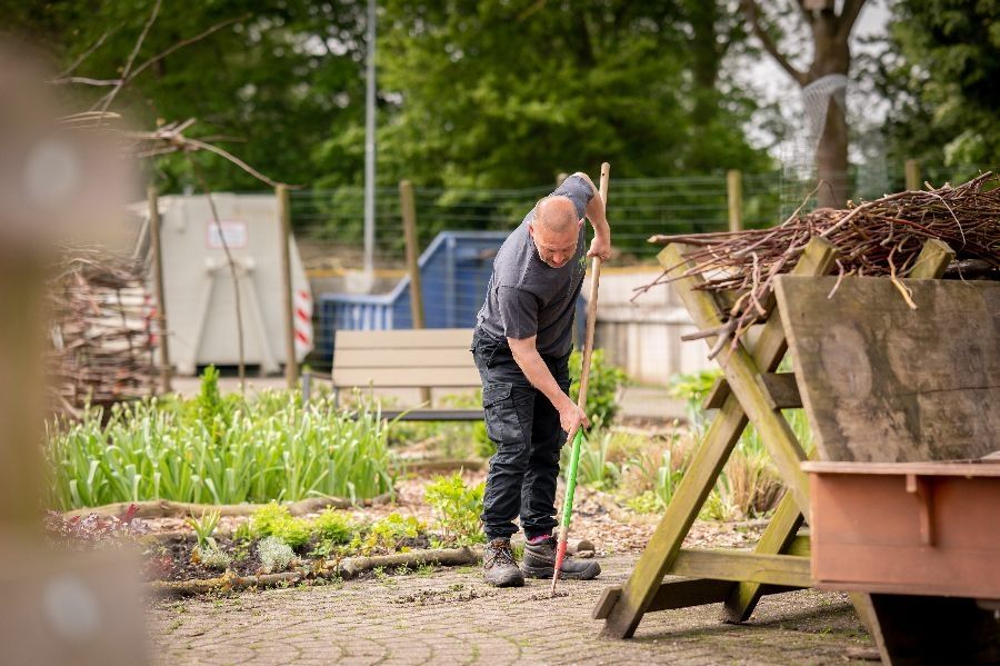 Schoffelen bij Tuincentrum De Olifant in Nieuwveen