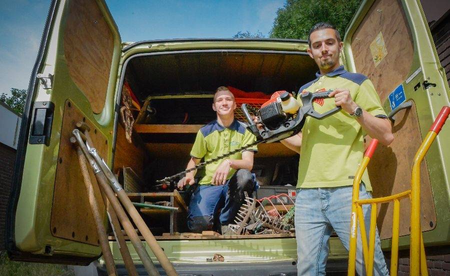 Medewerkers Klussendienst Spijkenisse bij de bedrijfsbus