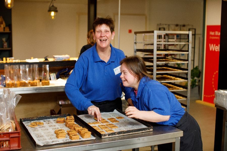 Medewerkers van de bakkerij aan het werk
