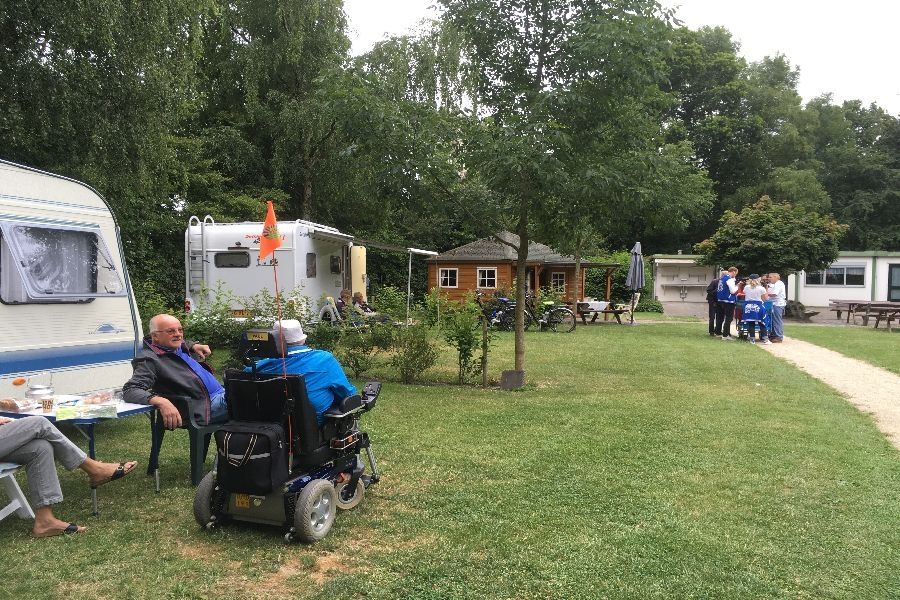 bezoek op camping