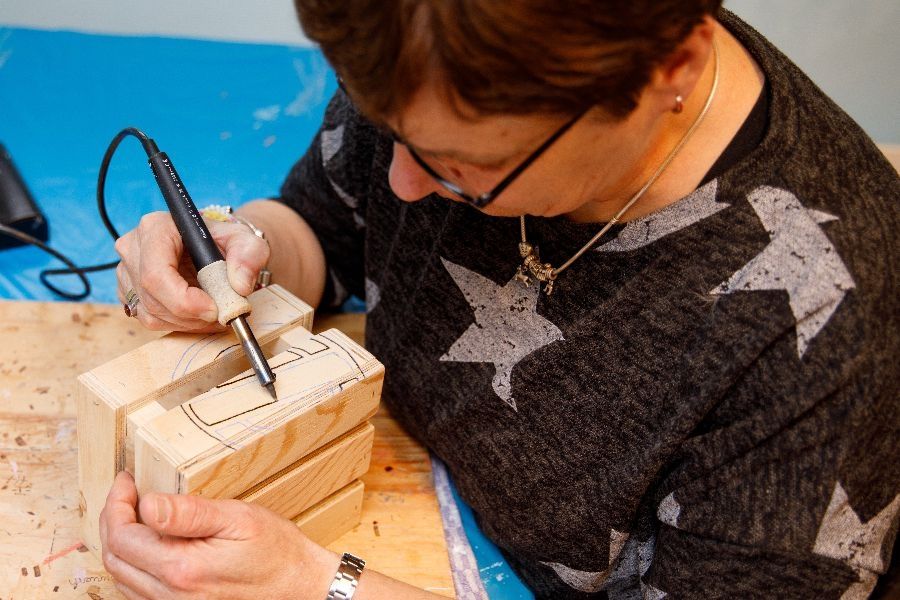 client van de boei grafeert een kistje