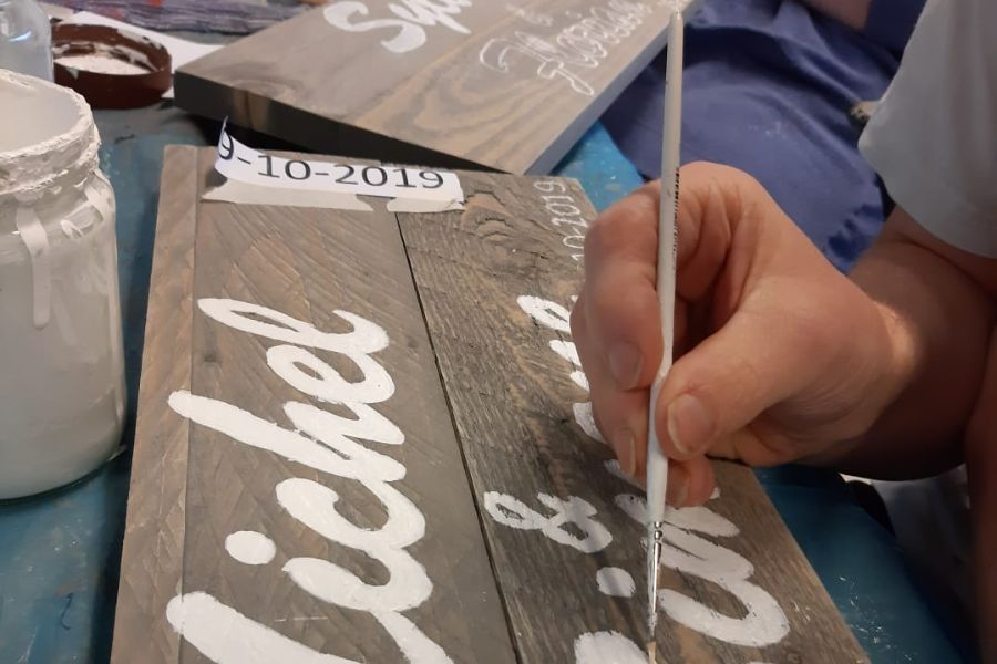 verven van een bruidsbord bij dagbesteding De Boei