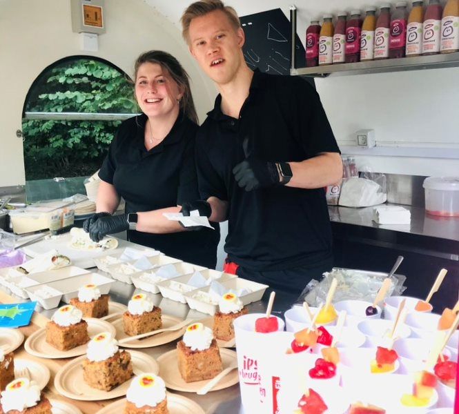 Medewerkers aan het werk in de Foodtruck van Ipse de Bruggen