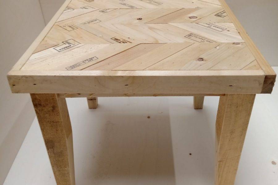 tafeltje gemaakt door houtbewerking in Zwammerdam