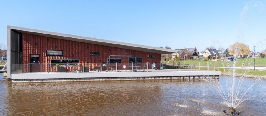 buitenkant van het gebouw van logeerlocatie Het Eiland