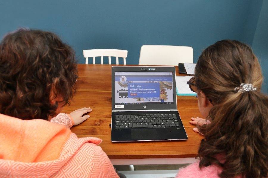 Samen huiswerk maken op locatie Trainen Reeuwijk