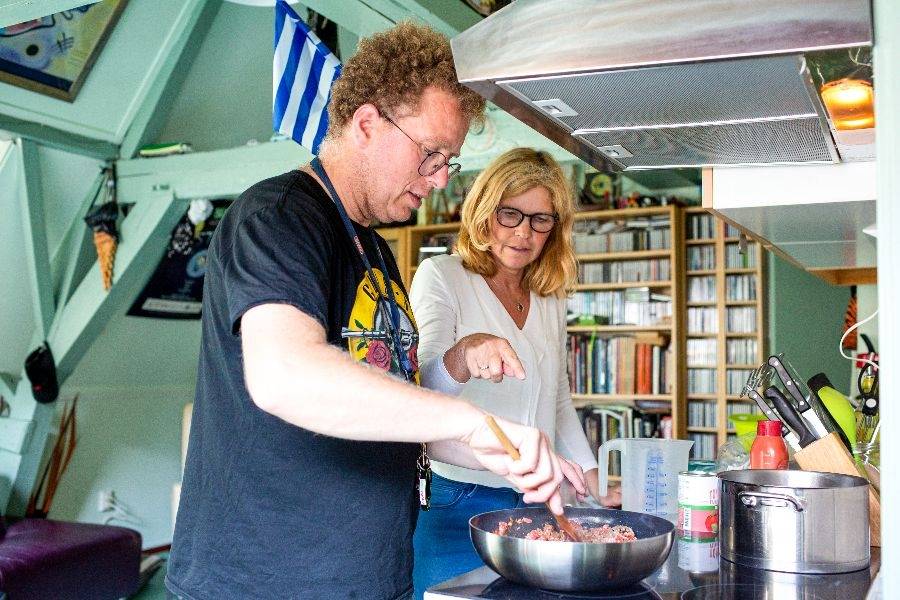 Begeleider kookt samen met cliënt maaltijd bij Hofje van Pauw in Delft