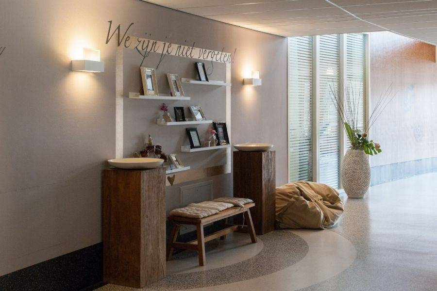 Gedenkhoekje woonlocatie Ursulaplein 12 in Nieuwveen