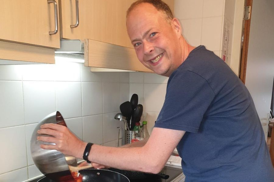 bewonen van Ons Thuis aan het koken in de keuken