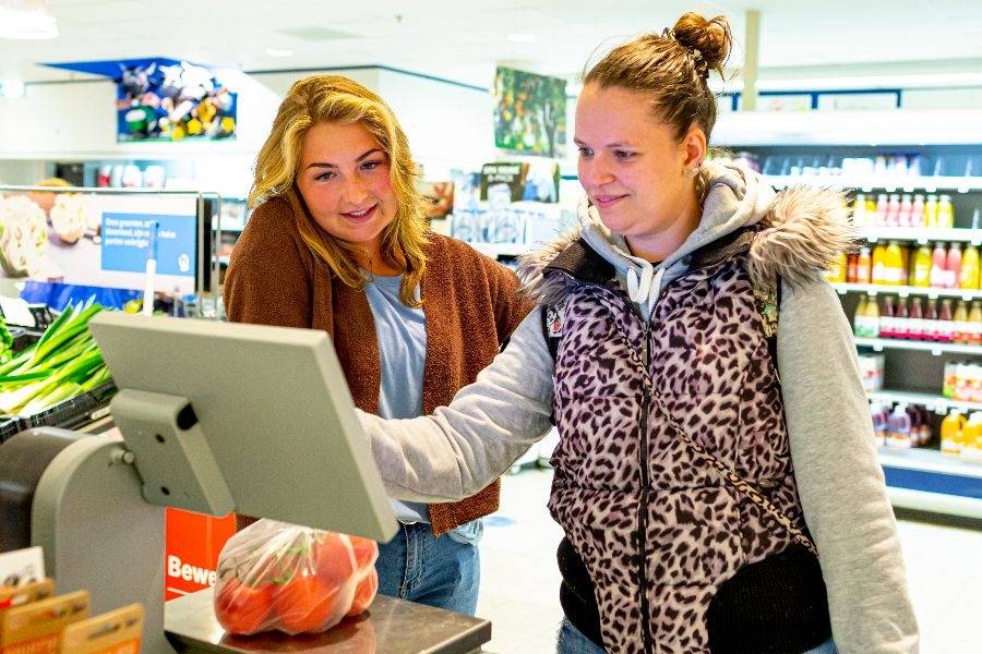 Begeleider en bewoner van de Koekangestraat doen samen boodschappen