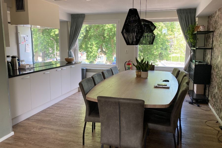 De eettafel van een appartement op de Bieslandsekade