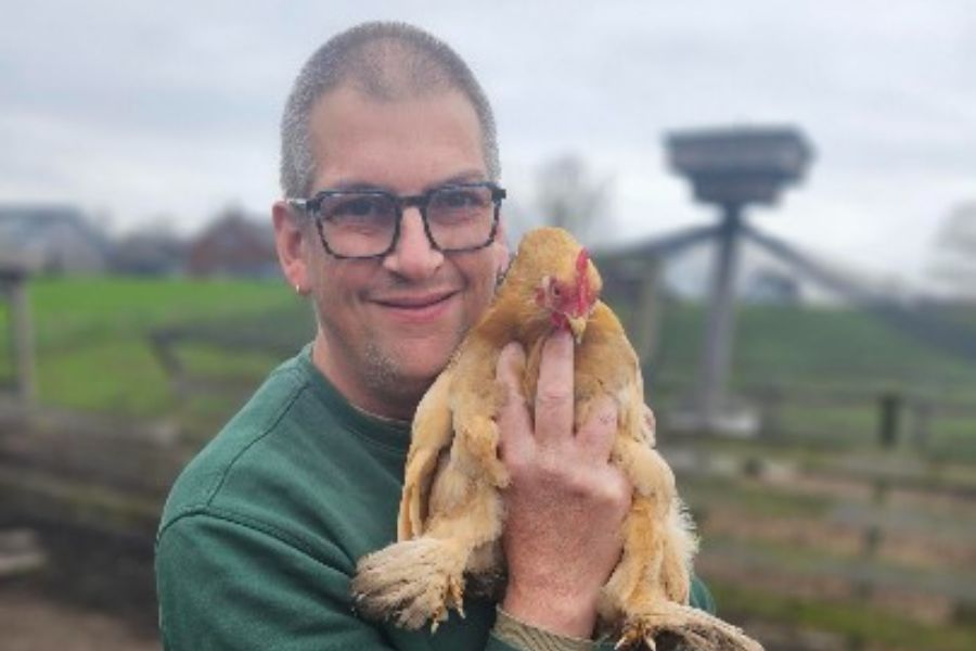 een bewoner die de dieren aan het verzorgen is bij woonlocatie Noordhoek